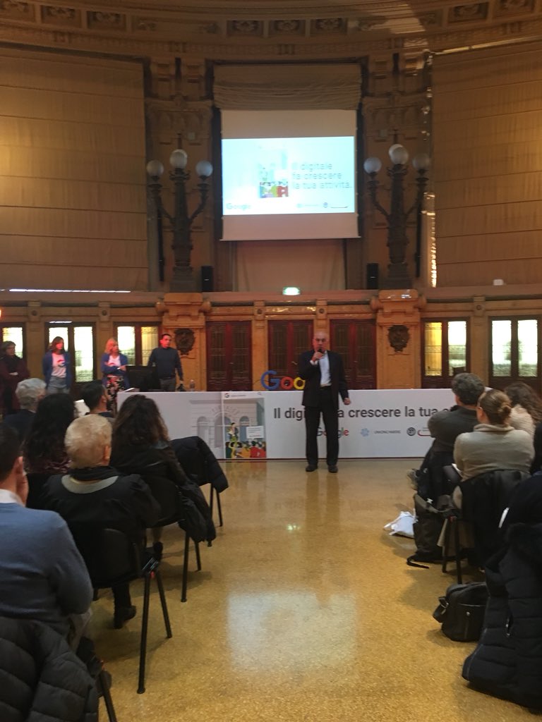 pidgenova's tweet photo. Anche oggi ci alleniamo con il #digitale come sottolineato dal podista e Vicepresidente della #camcomge Giacchetta quindi buon allenamento 🏋🏼♀️ con il #digitaltraining di @googleitalia #PID #comerecommerciogenova https://t.co/XHKlYw9TJe