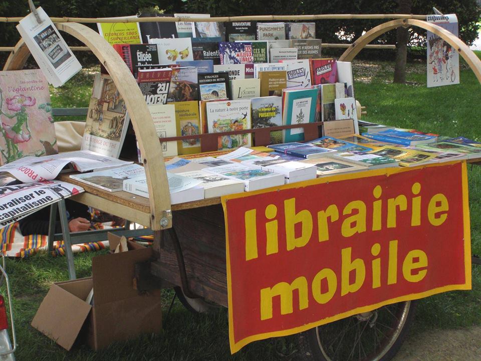 suite de la bibliothèque du Pic Noir construite pour accueillir le fond de feu la librairiemobile :  https://librairiemobile.wordpress.com/2014/12/19/la-librairie-mobile-historique-et-prochaines-etapes/