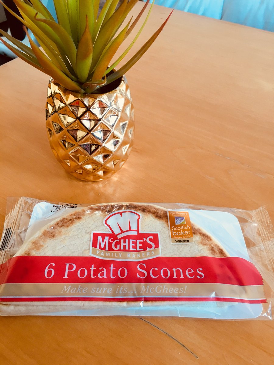 Feee85's tweet image. Thanks too @Robbotron that’s my breakfast sorted👍🏼 (plus for photographic purposes - my flats version of/tribute to ‘A Flamboyant Potato’) Thanks for another great #TheDarkRoom in Edinburgh last night at @StandComedyClub See you at The Fringe! #FindTheLightSwitch