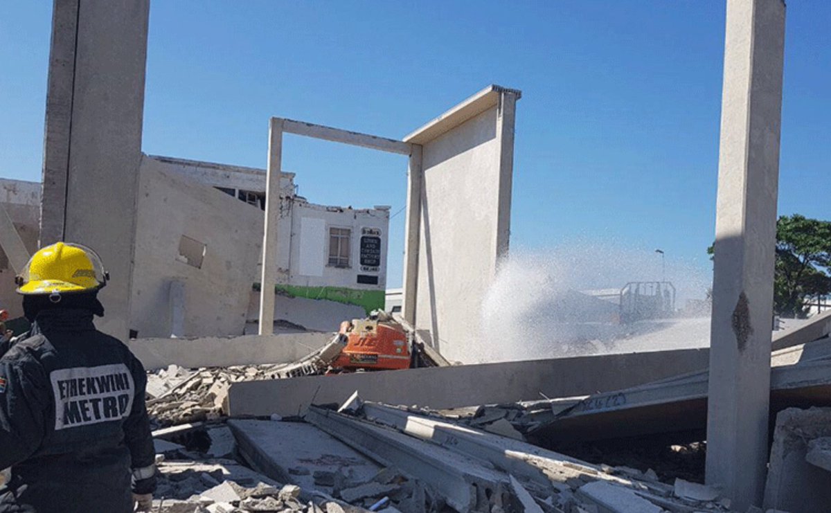 ecr9495's tweet photo. Full-scale probe into fatal #DBNBuildingCollapse. More here - https://t.co/43bUyisu5G @ECR_Newswatch @wordsfromshaun https://t.co/oVzcK3lxdE