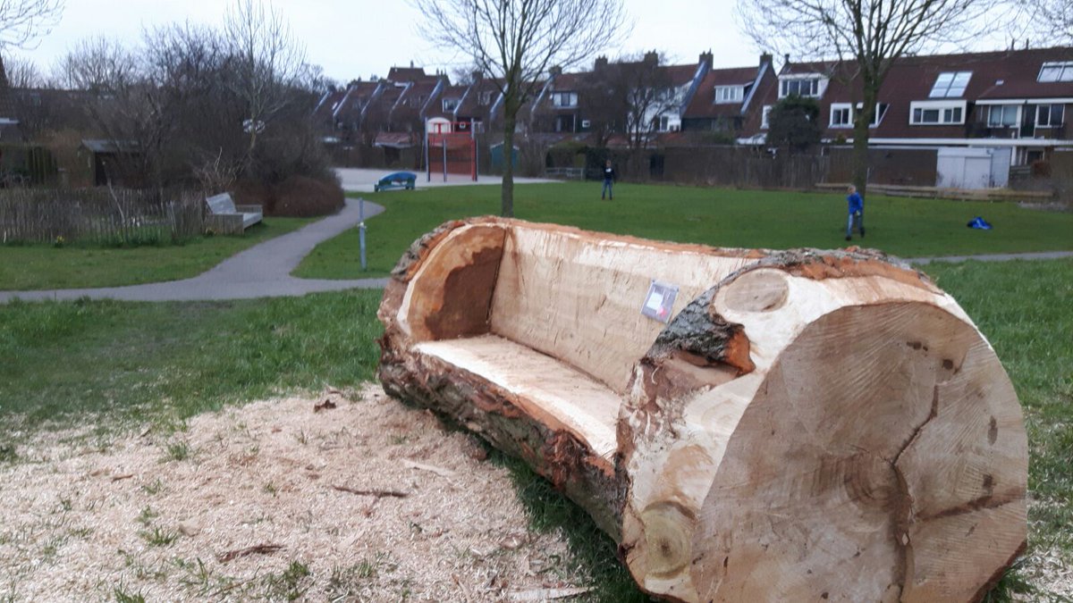 BOR_ZoetermeerW's tweet photo. Deze kaart zat op de bank die we vorige week gezaagd hebben op de Meerpolderdijk. Bedankt voor dit leuke bericht! #waardering #boombank https://t.co/qKMcGUUB27