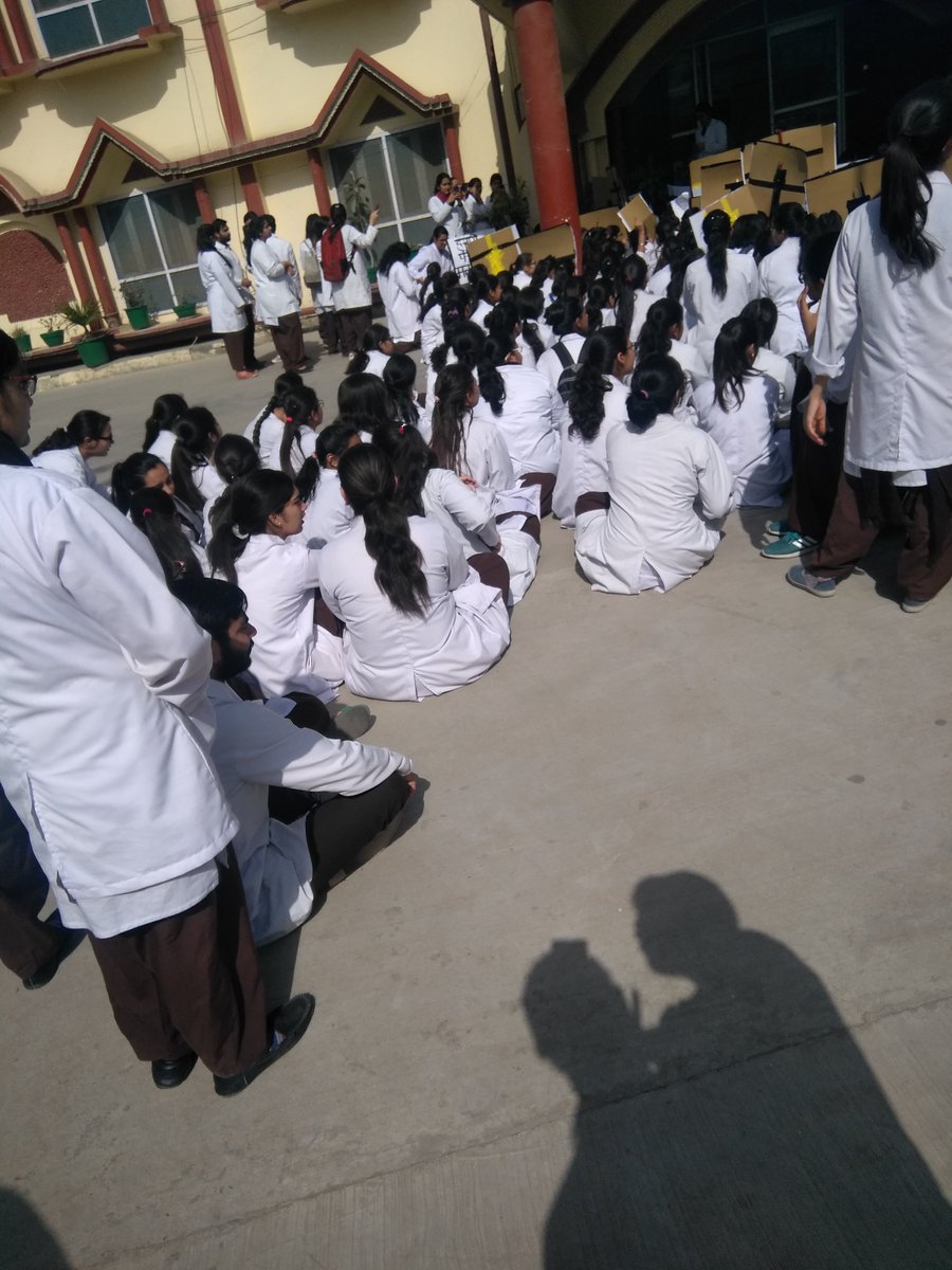 DoctoredSpeech's tweet photo. Bhale sajish se gehre dafn mujhko kr bhi do lekin,
Mai shrijan ka been hu mitti Mai Jaya ho nahi sakta....
#doctorsnotbanks
@PMOIndia @narendramodi @aajtak @cnni @CNNnews18 @TOIIndiaNews 
@htTweets https://t.co/Ef6brZCfK7