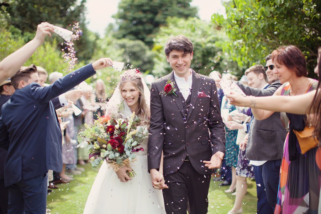 Emma &amp; Anthony wanted a rustic, simple wedding &amp; DIY‘d their hearts out to achieve their unique style. Surrounded by nearest &amp; dearest this intimate back garden wedding is truly a lovely way to start your bank holiday weekend 🌺💖 bit.ly/2J6fPRG 
📷 Sasha Lee Photography