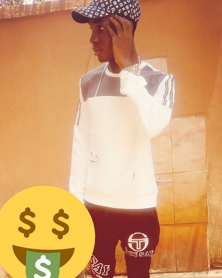 i_unicode's tweet image. What's he looking at😛😛😛😍