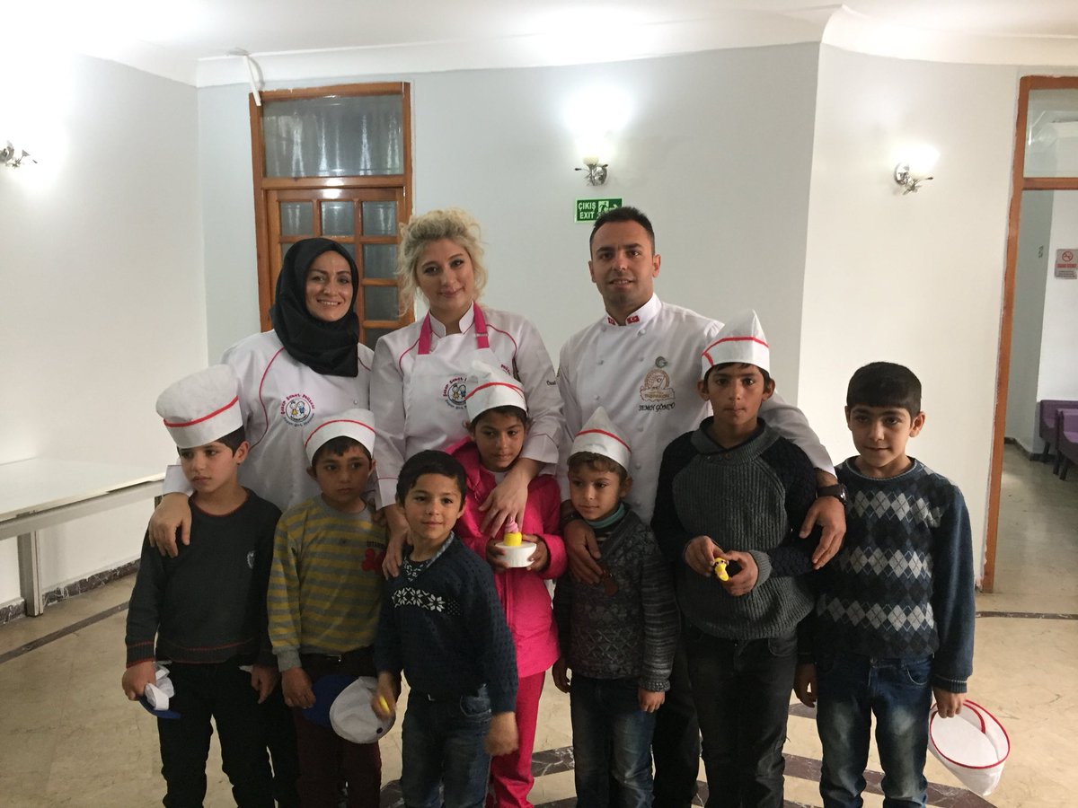 gudapafed's tweet photo. @mutlukekler Patisserie ile Şanlıurfa Büyükşehir Belediyesi’nin çözüm ortaklığı ile “Savaş ve Göç Mağduru” mülteci çocukları yararına düzenlenen Cake Show Art Pastacılık Şöleni konulu gösteride Güdapafed’e bağlı Şapader olarak bizlerde destek verdik @taspakonbilgi @yilmaz___ede https://t.co/fnHSgPWBMN