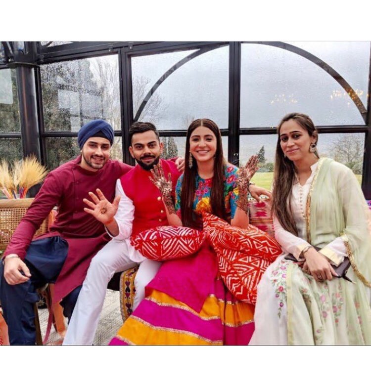  @AnushkaSharma &  @imVkohli with friends at their mehndi   #Virushka  #VirushkaReception