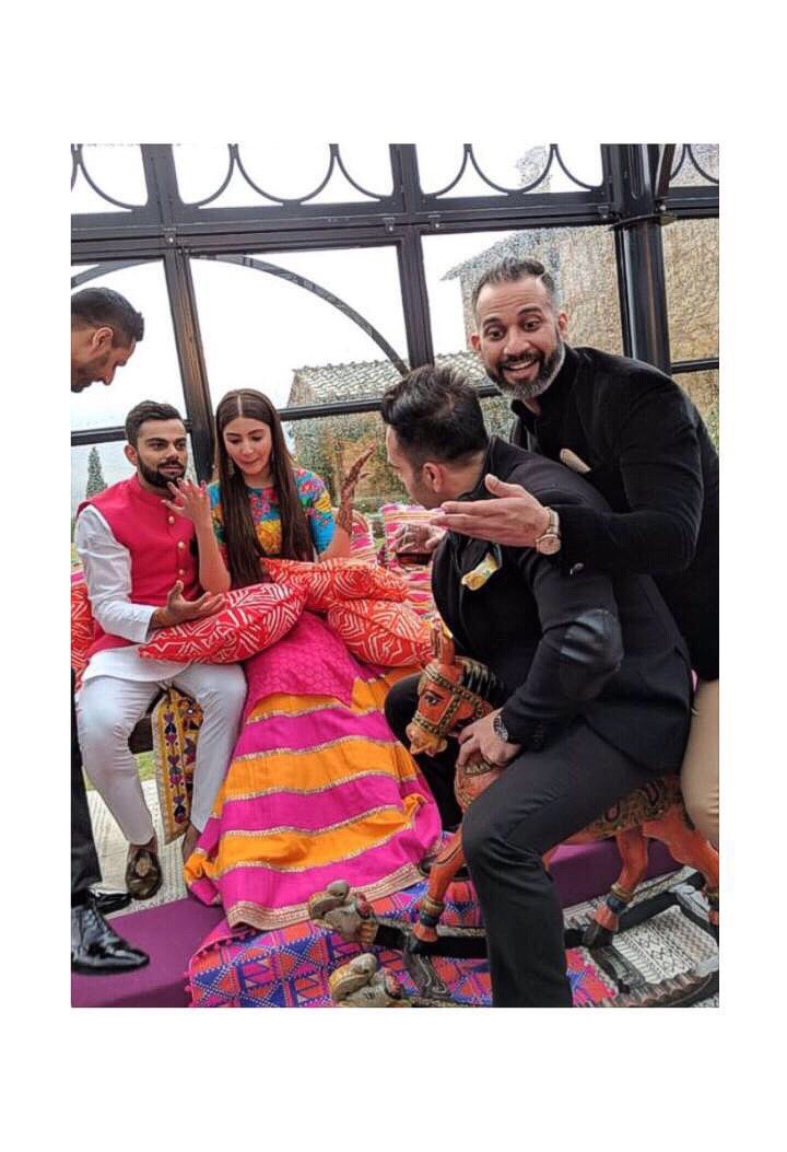  @AnushkaSharma &  @imVkohli with friends at their mehndi   #Virushka  #VirushkaReception