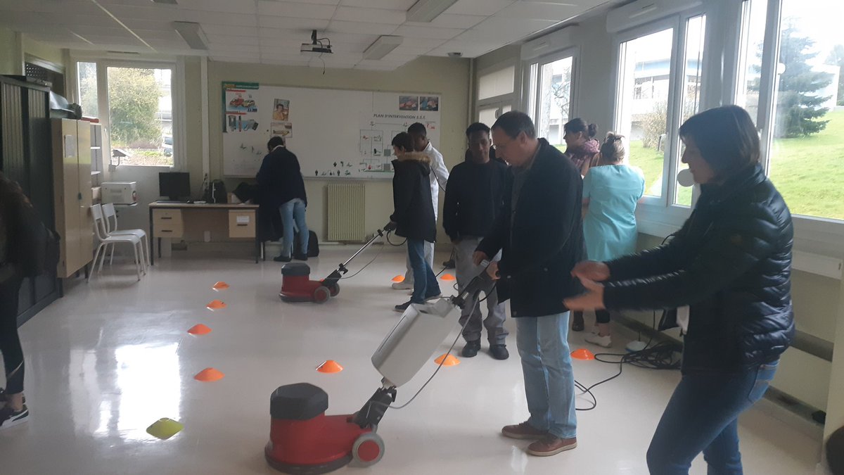 LMThomasPesquet's tweet photo. Journée de promotion de la filière propreté au LP #LesSapins. Une formation diplômante jusqu'au niveau master et pourvoyeuse d'emploi. Accueil par les 1GA et ateliers de démonstration avec de nombreux professionnels (internationaux) du secteur
#Erasmus+ https://t.co/VS2pixlR8Y