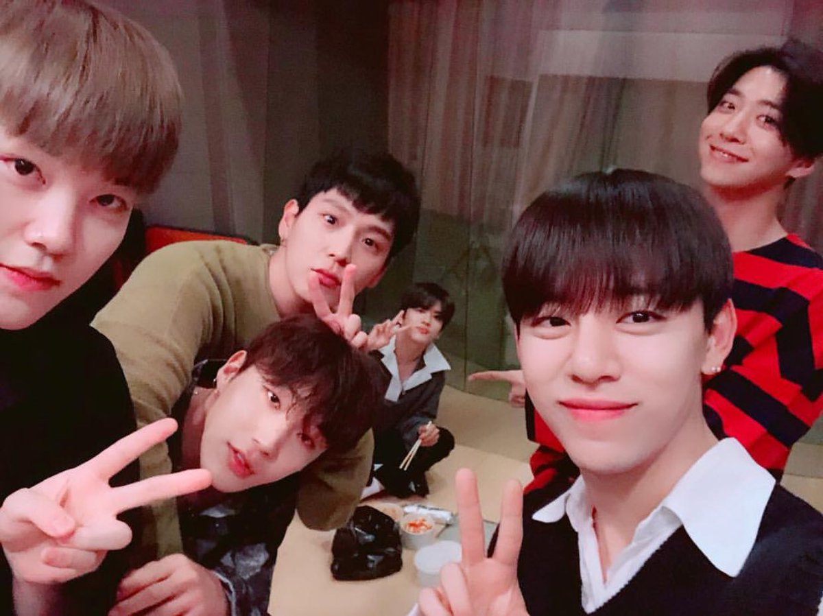 yjayarchive's tweet photo. OT6 💓 ft. youngjae having his meal https://t.co/K20QzjKvRS