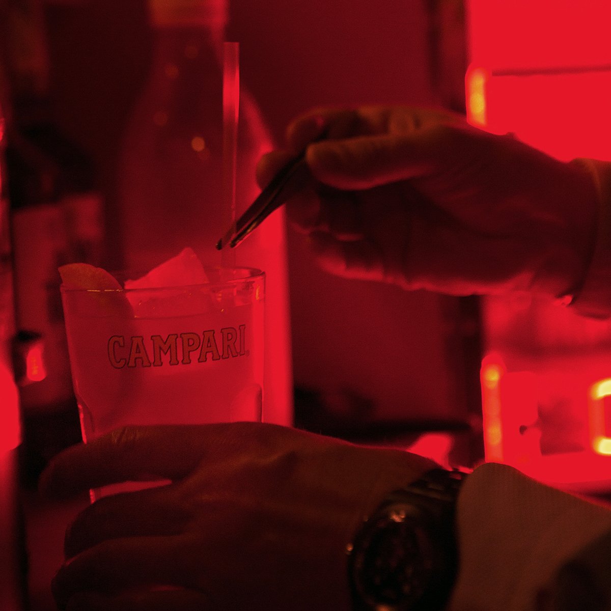 Campari_Spain's tweet photo. Hay un ritmo, un sabor y una actitud en cada cocktail. ¿Has encontrado el tuyo? Descubre los cocktails más #UnexpectedRed de #Campari aquí https://t.co/rXtw1VYojI https://t.co/BKj1gBtq04