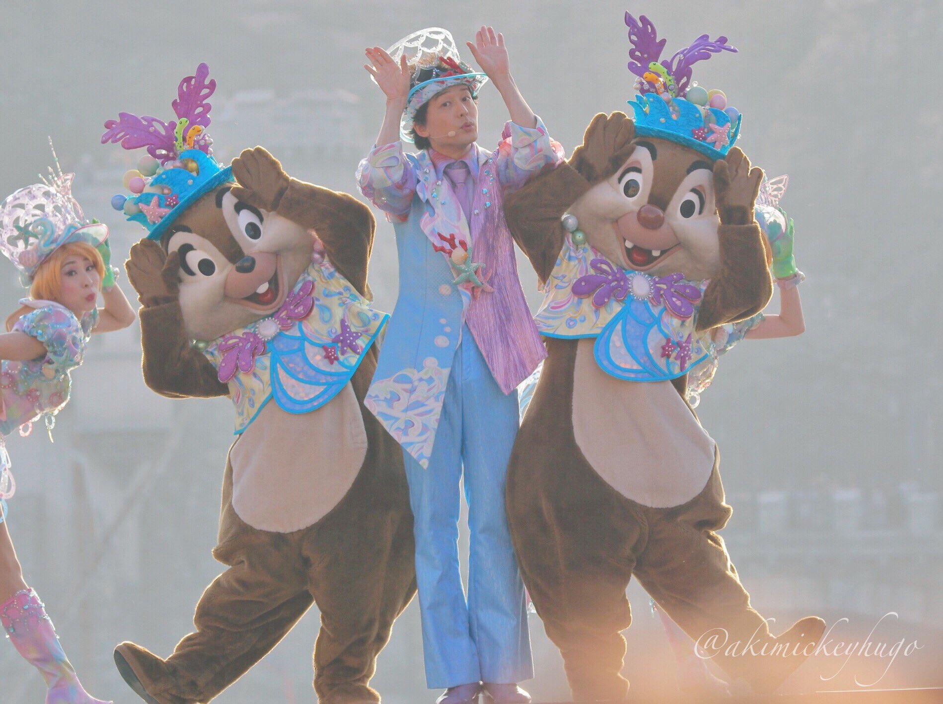 Aki チデとオーシャンの決めポーズ チデがうさぎポーズで両側からジャンプして近づいてったんだけど デールの鼻が先にオーシャンの肩にヒットしてて可愛いw