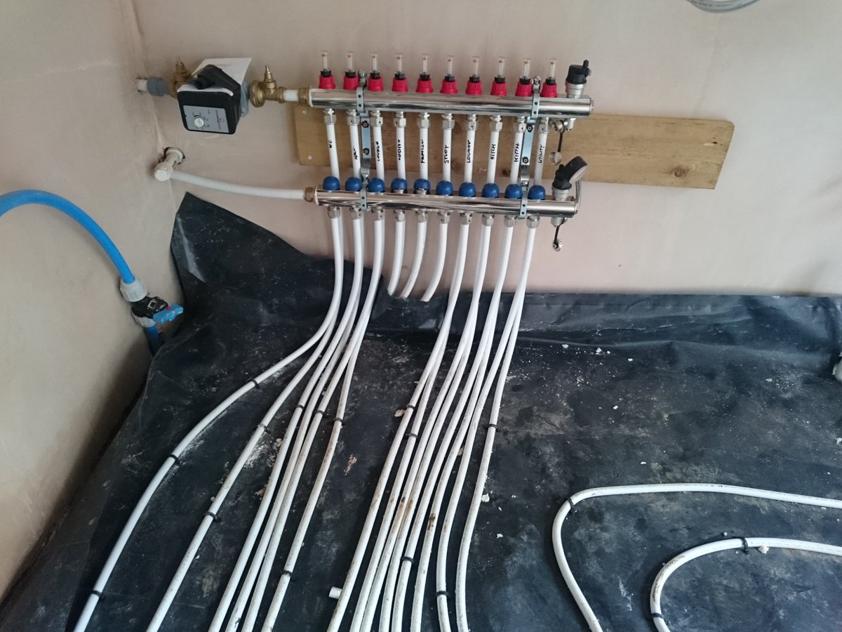 Microrenewable's tweet image. UFH Install! Underfloor Heating going in at one of our new projects in a lovely property in Henley-on-Thames!
#UFH #Underfloorheating #Installs #Projects #RenewableEnergy  #renewables @Microrenewable