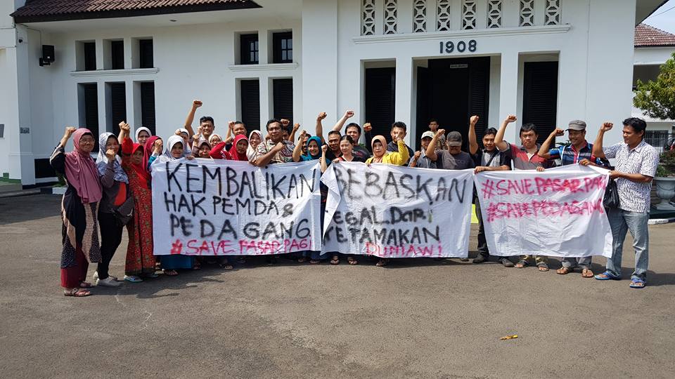 edysuripno's tweet photo. "...Biarpun beda dukungan dalam pilkada, tp dalam persoalan Pasar Pagi kita satu Garis Perjuangan...bukan begitu kawan Fredy Hascaryo..." Merdeka!!! https://t.co/vhPVJW9JBA