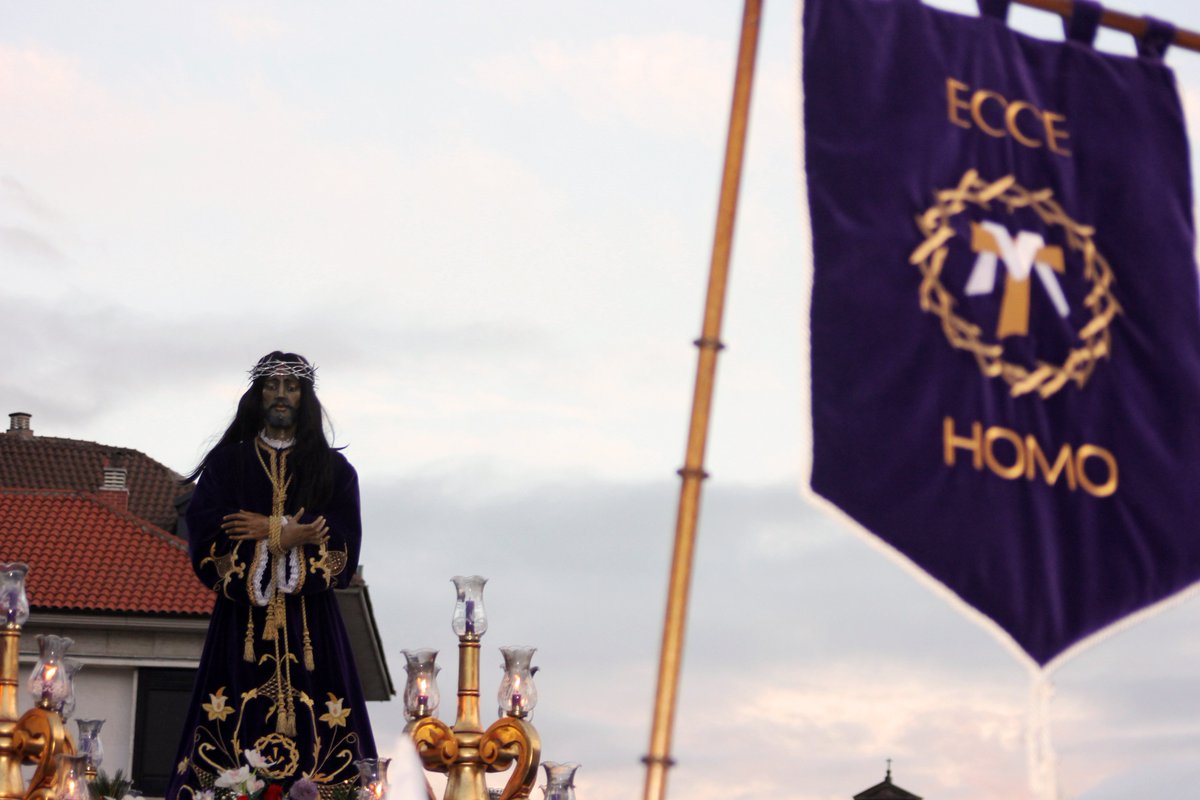 tapealeon's tweet photo. Procesión del Silencio, si te la ha perdido, aqui tienes un resumín https://t.co/hhq6Av8laD https://t.co/aREXEWVXJY