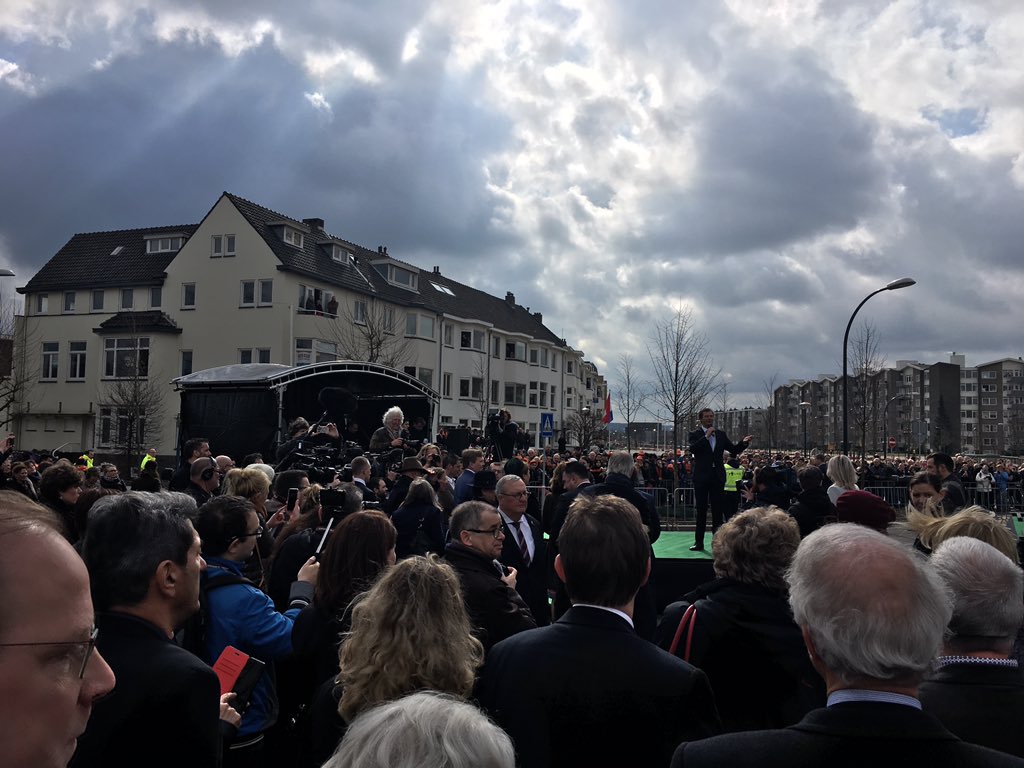Officiele handeling door Z.M. de Koning Willem Alexander voor de mijlpaal Groene Loper aan de rotonde Scharnerweg in Maastricht.