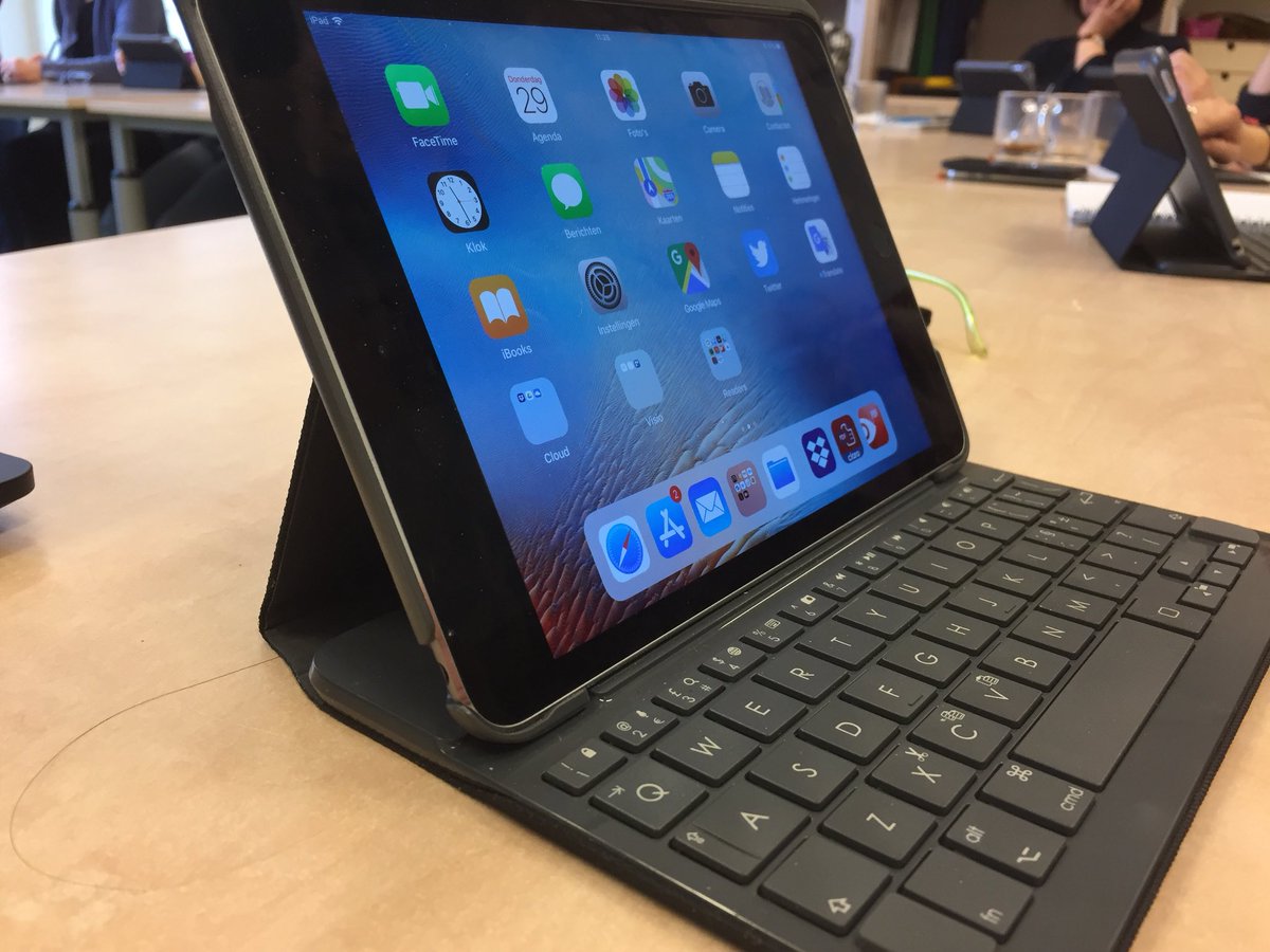 alfreddonker's tweet image. Collega @Mark_Lanting van R&amp;amp;A van @KonVisio legt uit wat wel en niet werkt ten aanzien van het #lezen van (educatieve) #boeken voor leerlingen met een visuele beperking. #watkanwel #onderwijs #Ipad