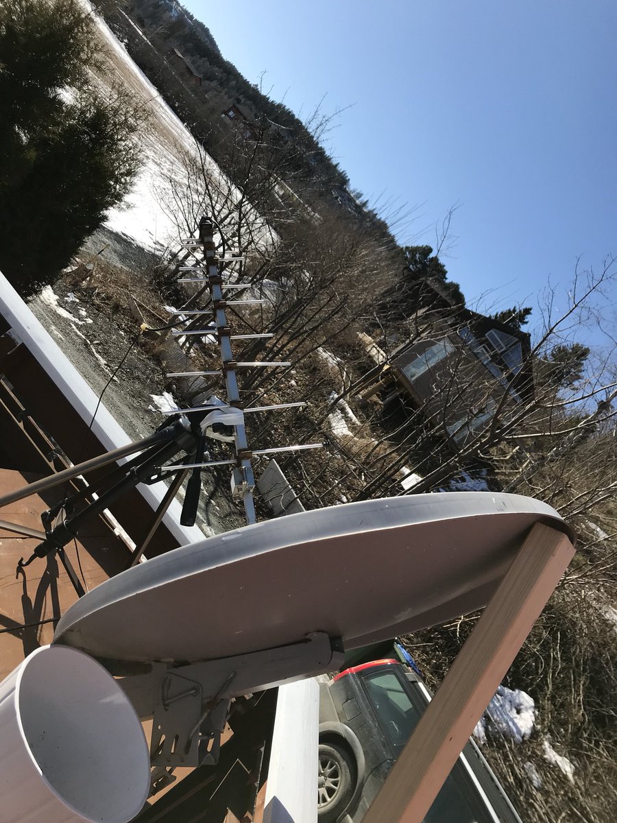 uber_security's tweet photo. Using an old uhf yagi, I see the #thuraya2 signals 💁‍♂️ #ettus #gqrx #diy https://t.co/gvpY6Ah5Sa