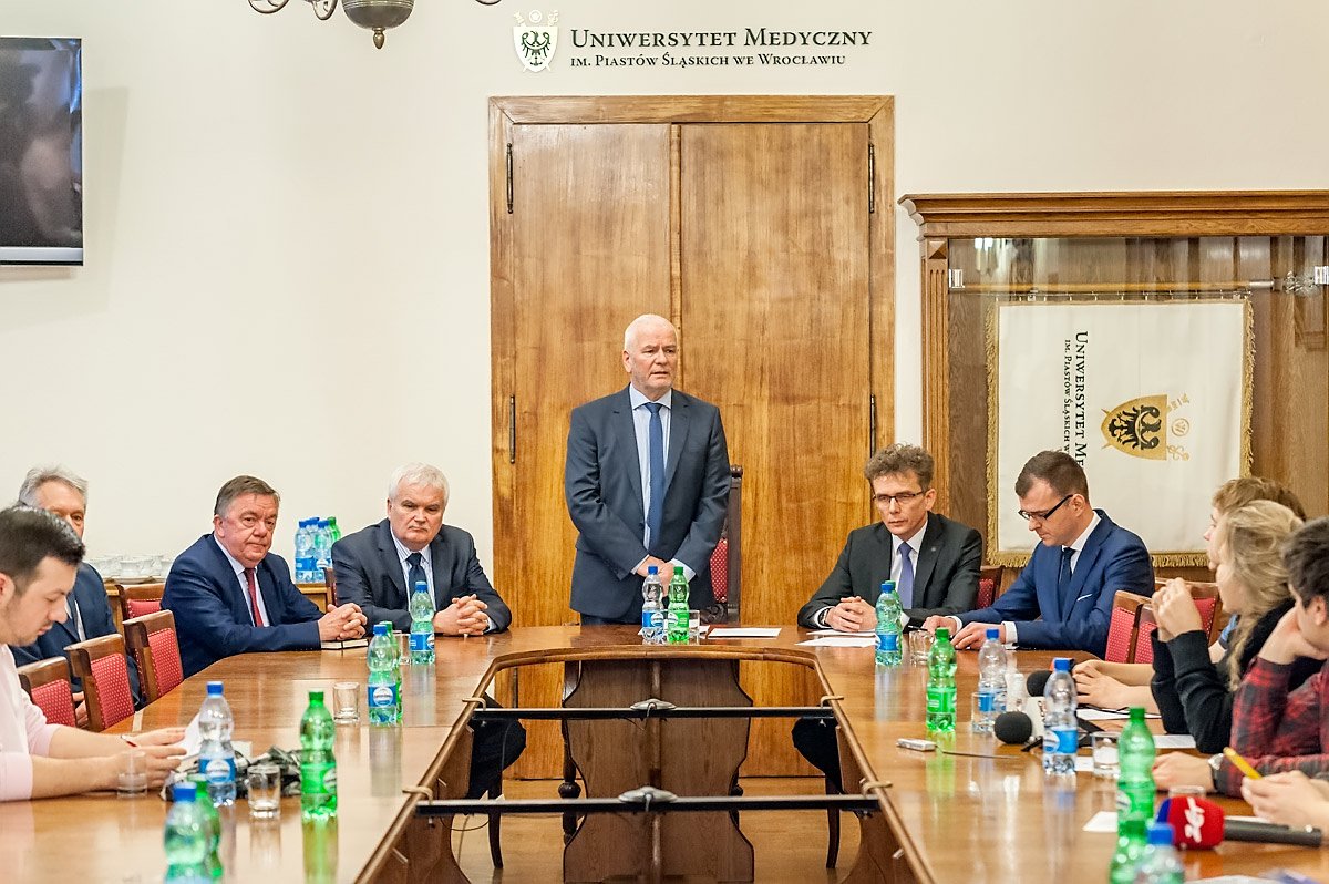 PORT_Wroclaw's tweet photo. @DytkoPiotr, Prezes Zarządu #eitplus wziął dzisiaj udział w konferencji prasowej dot. stanowiska Rektorów Uczelni Wrocławia i Opola w sprawie planowanych zapisów Ustawy 2.0. poświęconej reformie szkolnictwa wyższego i nauki @NAUKA_GOV_PL #KonstytucjaDlaNauki https://t.co/MRl54YKh4B