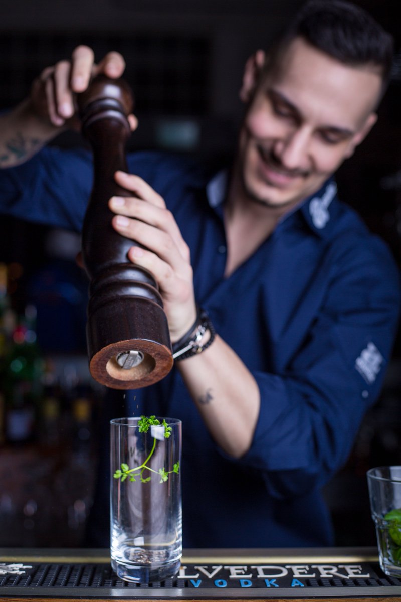 Ono kad Mateja zabiberi Ladies Night 😋
Novi koktel! Džin, tonik, korijander, biber i so.

Cheers!

#newcocktail #ladiesnight #ambarbelgrade