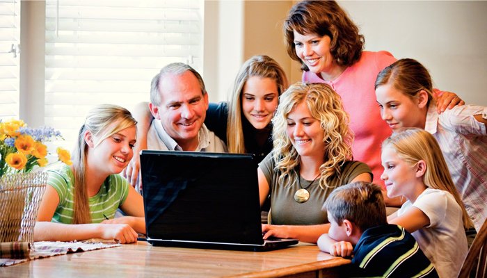 TecParaChile's tweet photo. Ahora que se viene el feriado, ¡aprovechemos de compartir los efectos de la tecnología con todos los integrantes de la familia!
#TecnologíaparaChile #EmocionesyAprendizajeenFamilia #AprendizajeenelHogar #AbuelitosTecnológicos https://t.co/BTYPHh856z