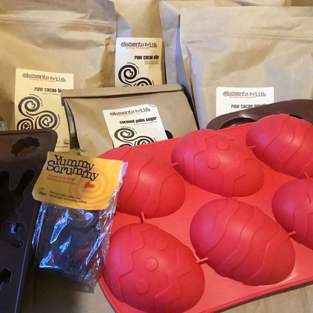 MakeRawChoc's tweet photo. A big bundle of raw choc goodness for @jennypotterphotography to make vegan eggs with the kids #RawChocRocks "#rawchoc #rawchocrocks #elementsforlife https://t.co/KNcSk0e4yv 
#vegan #chocolatiere #veganchocolatier . Just received my order from Elements F… https://t.co/DNyeKP7nqb https://t.co/qggji43oiN