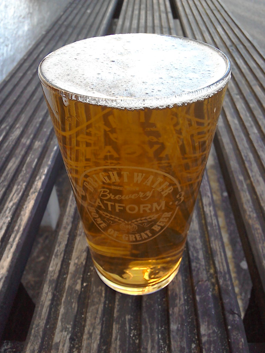 SmallestPubinUK's tweet photo. Platform 3 Claygate @SmallestPubinUK open today Thurs 29 March 3pm - 9pm for cask ales to drink in, or to take home in 2 or 4 pint carry outs plus bottled ales, ciders, wines, prosecco, soft drinks & bar snacks https://t.co/qPiEOccsOA
