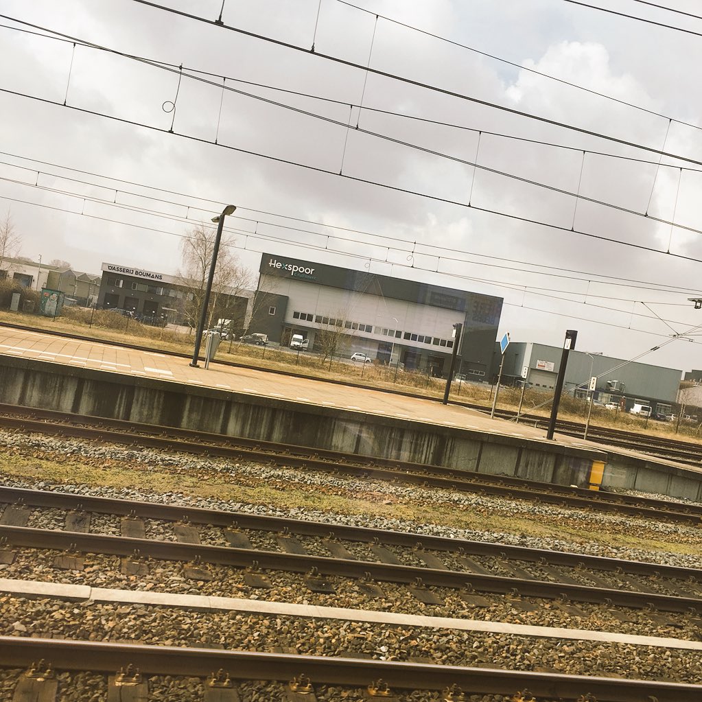 Onderweg naar <a href="/DDF_Tweets/">DDF_Official</a> voor het startschot <a href="/dutchdesignweek/">Dutch Design Week</a> van dit jaar kom je natuurlijk ook langs onze stapel Dudes. De nieuwe lente-editie wordt nu gebonden bij #Hexspoor ofwel <a href="/BinderijBrepols/">Brepols books & bindery</a> en ligt 7 april op je deurmat!