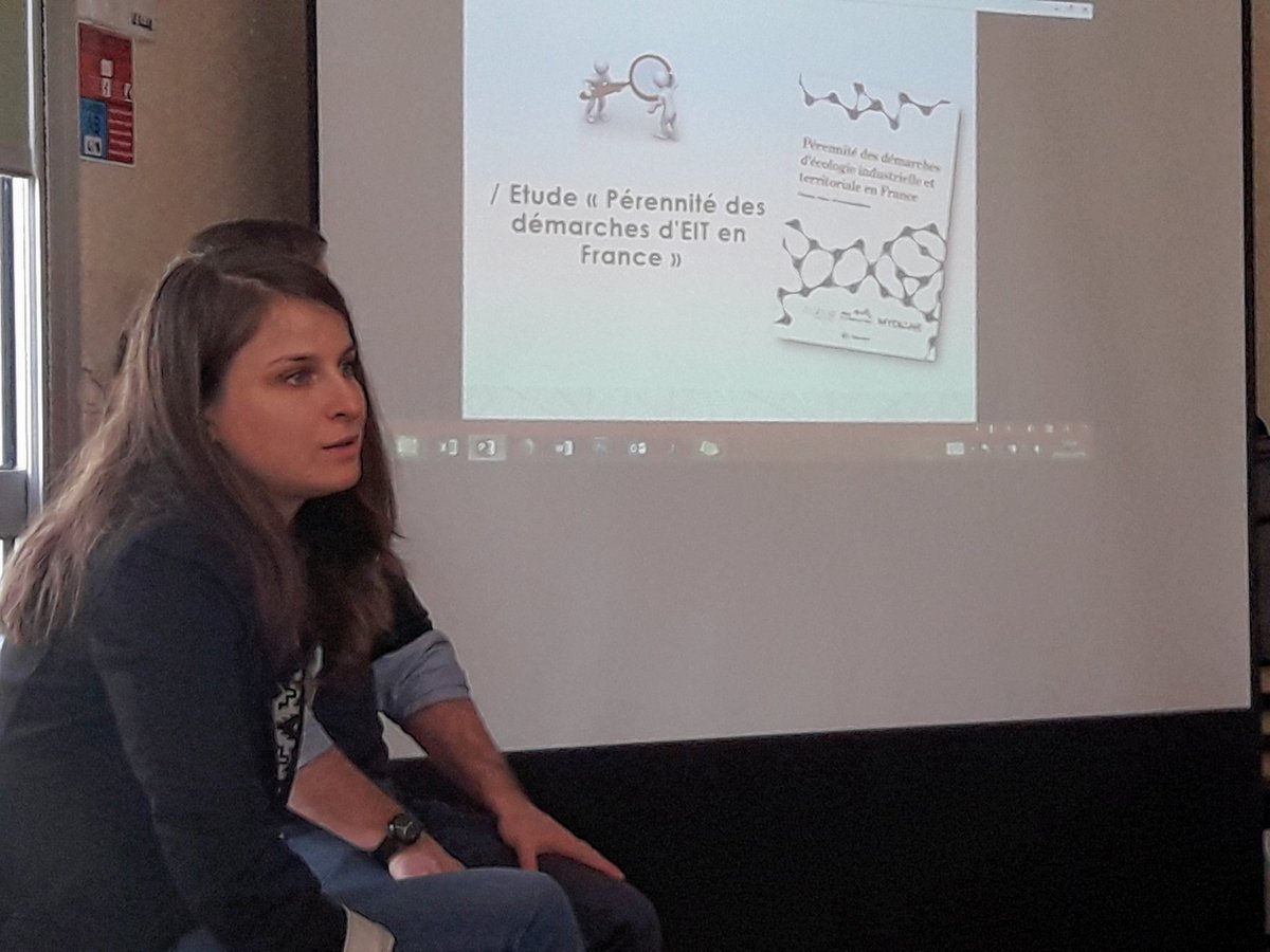 Marguerite des Gayets présente la dernière étude d'Auxilia <a href="/poleeco/">Pôle Eco-Industries Magazine</a> et Mydiane sur les conditions de pérennité des démarches #EIT en France avec <a href="/PaysduMans/">Pays du Mans</a>. Retrouvez ici l’étude menée par <a href="/CValluis/">Caroline Valluis</a> bit.ly/2GtFYLJ #LeMansMetropole #EconomieCirculaire @benjosito @ADEME
