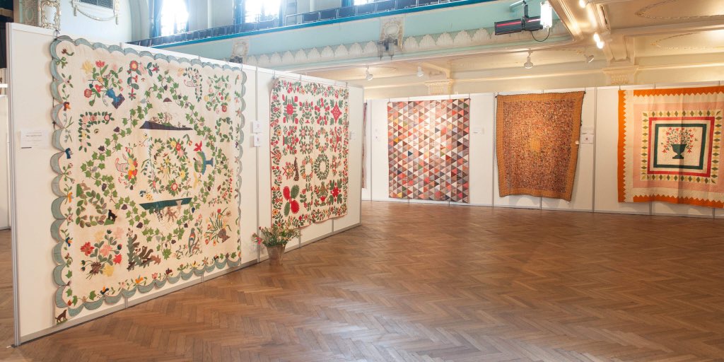 carrefour_patch's tweet photo. Est-ce que ça vous dirait de découvrir prochainement la programmation 2018 du Carrefour Européen du Patchwork ? 
Do you wish to discover soon the 2018 EPM program? 
#EPMShow https://t.co/vxjoCk8AWV