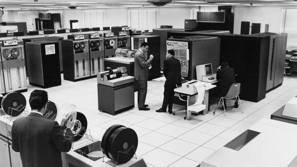 Станция первого поколения. Мэйнфреймы IBM 1960. Мейнфреймы 1970. Мэйнфреймы 1950. Мэйнфрейм IBM 70.