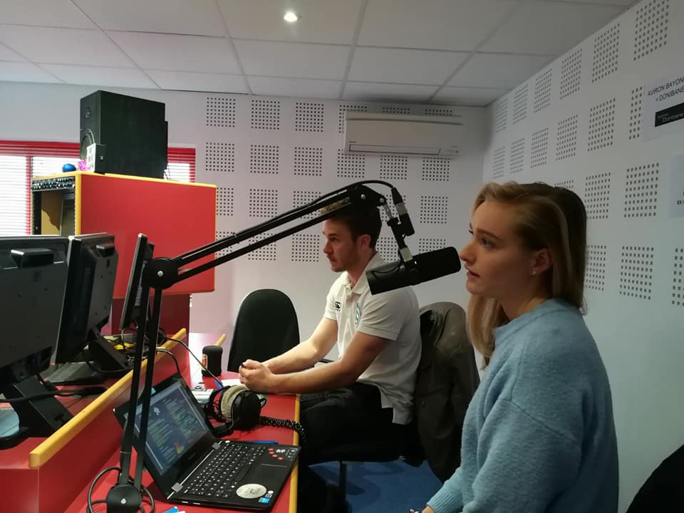 AssoCTI's tweet photo. ¡La promoción del coloquio #francoespañol continúa! 
Hoy, el equipo de comunicación de la asociación fue a la estación de radio NRJ / Chérie FM para presentar el evento.
Esta entrevista se transmitirá durante las noticias de la mañana de la antena, a partir de la próxima semana. https://t.co/3ykMfHyGxM