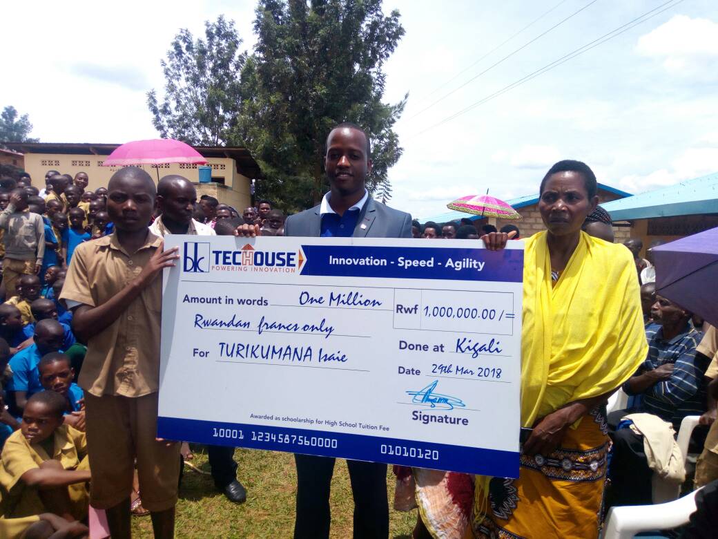 BkTecHouse's tweet image. #HappeningNow: Our CEO @Regis_Rugema awards an annual scholarship worth 1 million to a young genius, Turikumana Isaie aged 16, who invented a radio while in P6 at Rubona Primary School in @RwamaganaDistr.

@Rwanda_Edu @RwandaICT @RwandaYouth @RMbabazi #PoweringInnovation #Rwanda
