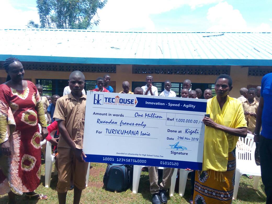 BkTecHouse's tweet image. #HappeningNow: Our CEO @Regis_Rugema awards an annual scholarship worth 1 million to a young genius, Turikumana Isaie aged 16, who invented a radio while in P6 at Rubona Primary School in @RwamaganaDistr.

@Rwanda_Edu @RwandaICT @RwandaYouth @RMbabazi #PoweringInnovation #Rwanda