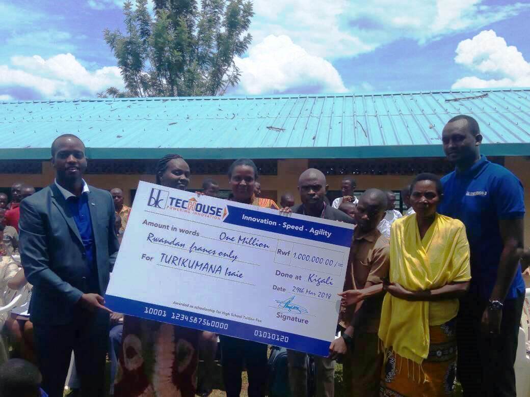BkTecHouse's tweet image. #HappeningNow: Our CEO @Regis_Rugema awards an annual scholarship worth 1 million to a young genius, Turikumana Isaie aged 16, who invented a radio while in P6 at Rubona Primary School in @RwamaganaDistr.

@Rwanda_Edu @RwandaICT @RwandaYouth @RMbabazi #PoweringInnovation #Rwanda