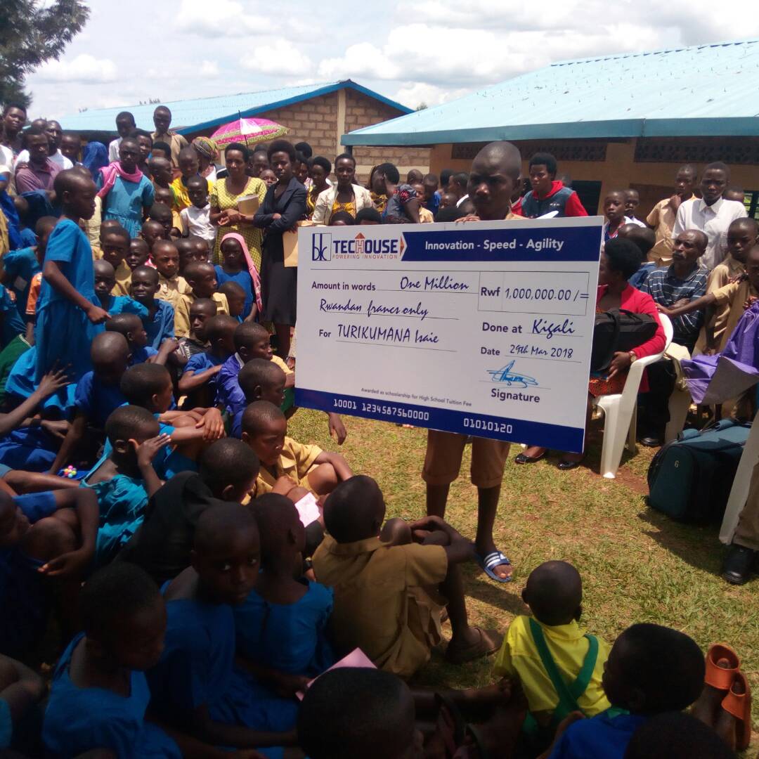 BkTecHouse's tweet image. #HappeningNow: Our CEO @Regis_Rugema awards an annual scholarship worth 1 million to a young genius, Turikumana Isaie aged 16, who invented a radio while in P6 at Rubona Primary School in @RwamaganaDistr.

@Rwanda_Edu @RwandaICT @RwandaYouth @RMbabazi #PoweringInnovation #Rwanda