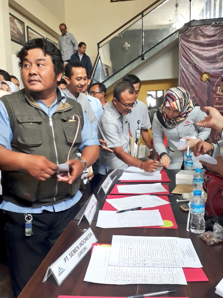 KWSGOfficial's tweet photo. Wajah-wajah ceria dan  senyum gembira para ketua kelompok dari anak usaha Semen Indonesia Gresik dan Tuban maupun dari Wredatama ikut memeriahkan suasana rapat anggota. https://t.co/UK6F3gwtOm