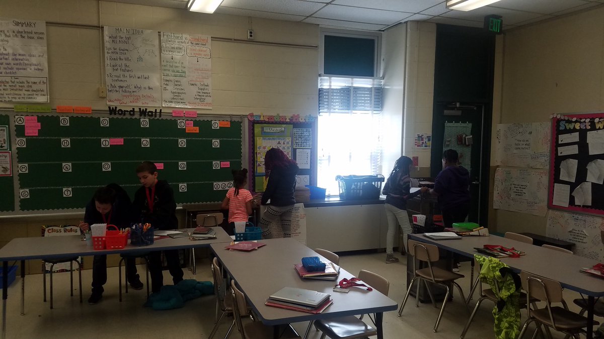 Mrs_Griswold's tweet photo. Enjoying our "Fraction Egg Hunt" in the 4th grade quad! #halfdaymathday @LoganPTA @DJackson_LES @MissHenry2017 https://t.co/HnDcB5ORYq