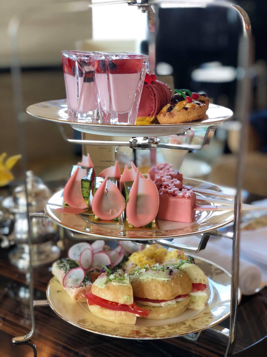 Natsuki45397932's tweet photo. シャングリラの桜アフタヌーンティー🌸#Shangri-la #桜アフタヌーンティー https://t.co/Hi1xUK6lS8