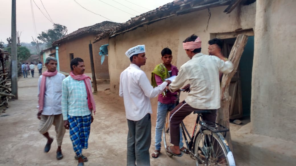 Javedkh68369304's tweet photo. "बदलबो छत्तीसगढ,संकल्प यात्रा 
घर-घर जाबो बदलाव लाबो"
कोटा विधानसभा आज दिनॉक 29/3/18 को रतनपुर उपाध्यक्ष जय प्रकाश यादव के साथ उनके दुरस्थ बुथो के ग्राम पुडू परसापानी,कुम्हडाखोल पचरा ��े बैठक के साथ साथ डोर टु डोर अभियान भी चलाया गया पाम्पलेट वितरण कर पार्टी के विचारों से अवगत। https://t.co/xQpqlYYgkJ