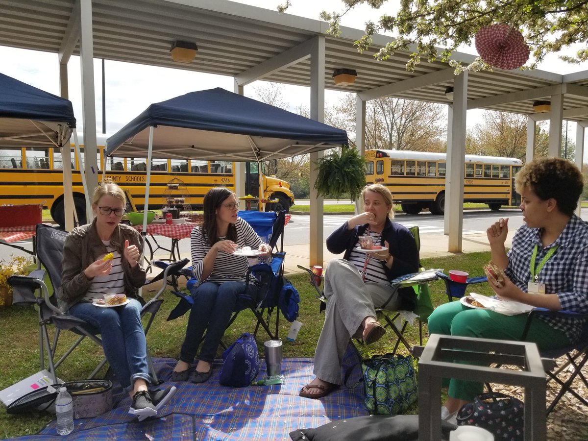 d_kinoshita1's tweet photo. #SAEKind Grateful to our incredible @SweetApplePTO for a lovely picnic!@andylallison @MrsAlhadeff https://t.co/iIaoQxmZIu