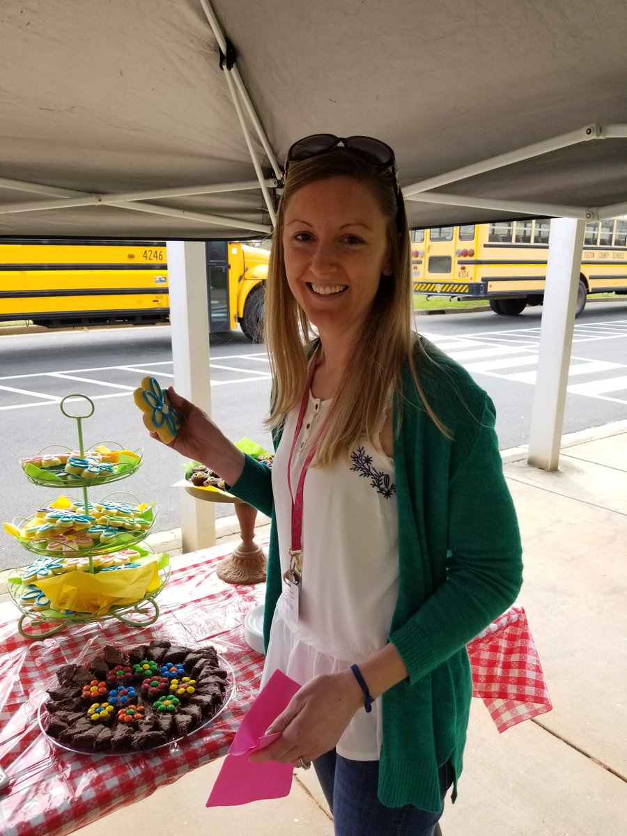 d_kinoshita1's tweet photo. #SAEKind Grateful to our incredible @SweetApplePTO for a lovely picnic!@andylallison @MrsAlhadeff https://t.co/iIaoQxmZIu