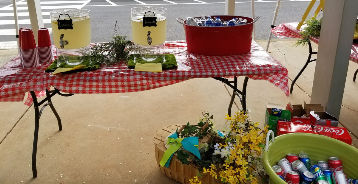 d_kinoshita1's tweet photo. #SAEKind Grateful to our incredible @SweetApplePTO for a lovely picnic!@andylallison @MrsAlhadeff https://t.co/iIaoQxmZIu