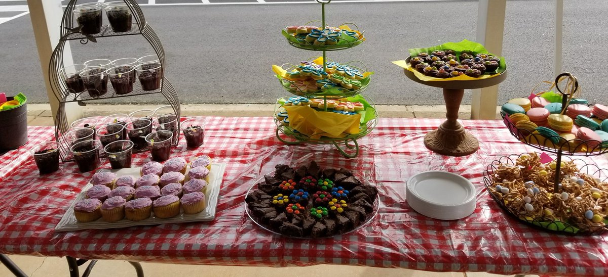 d_kinoshita1's tweet photo. #SAEKind Grateful to our incredible @SweetApplePTO for a lovely picnic!@andylallison @MrsAlhadeff https://t.co/iIaoQxmZIu
