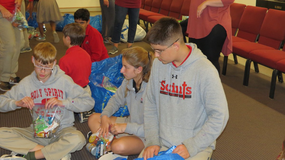 hsessaints's tweet photo. #MaundyThursday of service for #HSESMiddleSchool with @bcblessings80 following Jesus and his disciples. https://t.co/4jxxLy0C3R