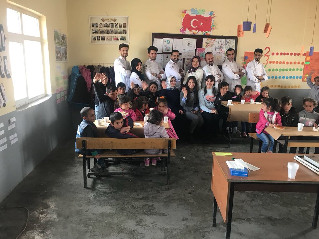 Yüreklere dokunmak güzel meziyet. Van’ımızın en ücra köylerinden birinde bizi güzel gülüşleri ile karşılayan çocuklarımızı pizza ile tanıştırdık. Mutlulukları görülmeye değerdi. Vanpad Van için güzel işler yapmaya devam ediyor. <a href="/SinanPulat3/">Sinan pulat</a> <a href="/geyikali/">ali geyik</a> <a href="/mutlu_hatip/">Hatip Mutlu</a> @ErkanYl20226512