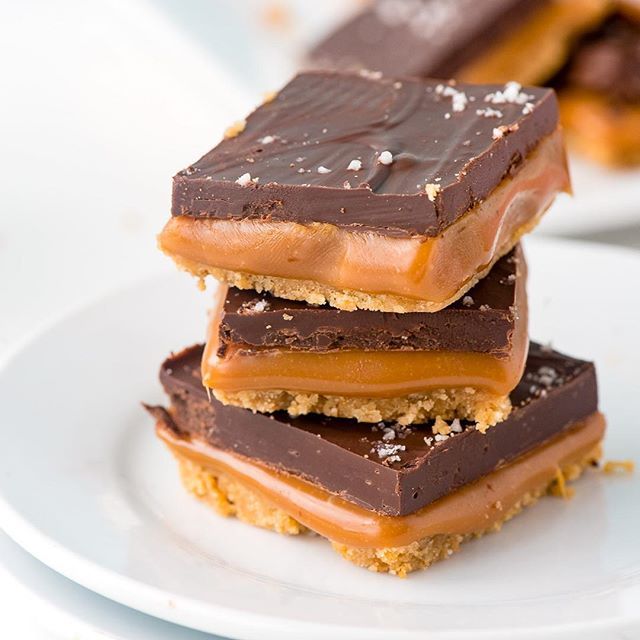 BoulderLocavore's tweet photo. Who has to still finish their taxes? 🙋♀️ 🙋♂️These No Bake Gluten-Free Millionaire Bars will take the sting out of the process (and deliver riches of flavor while you write that IRS check)! 💰👉Recipe Link in profile.
.
.
.
.
#foodie #deliciousfoo… https://t.co/JDgSgKPnJC https://t.co/p2p0chtGxr
