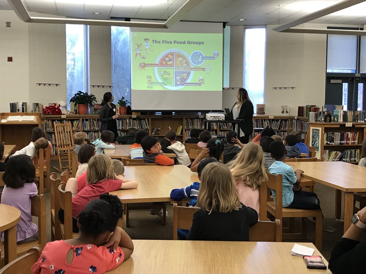 MAB_ColumbiaSC's tweet photo. We had such a fun time presenting to A.C. Moore Elementary students for their Health Week! #RedlightGreenlight 🍎 https://t.co/NKeY6EAuKg