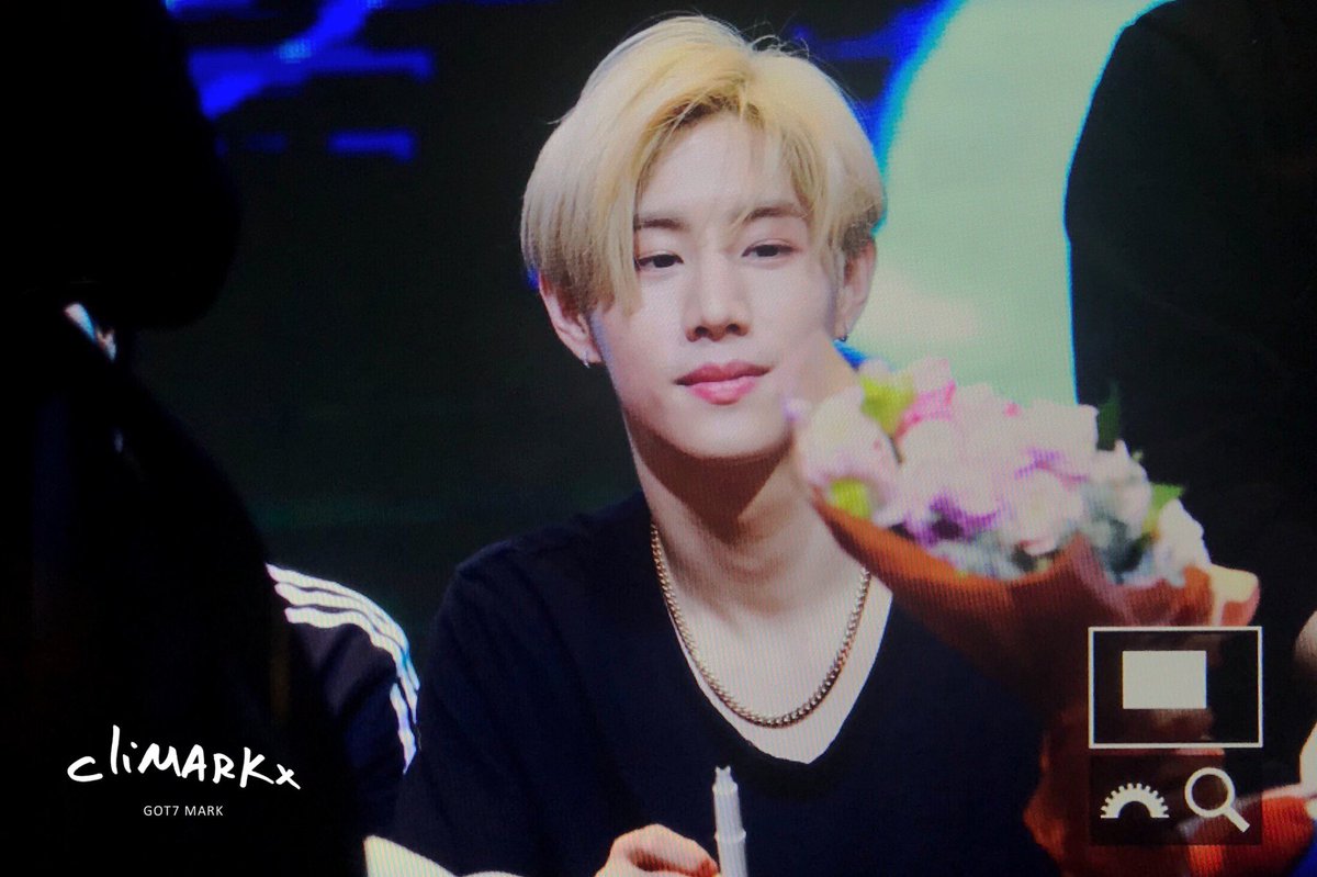 cliMARKx's tweet photo. 180329 여의도 팬사인회
👀 #마크 #갓세븐 #Mark #MarkTuan #GOT7 #Look https://t.co/doeS9kS1Cx