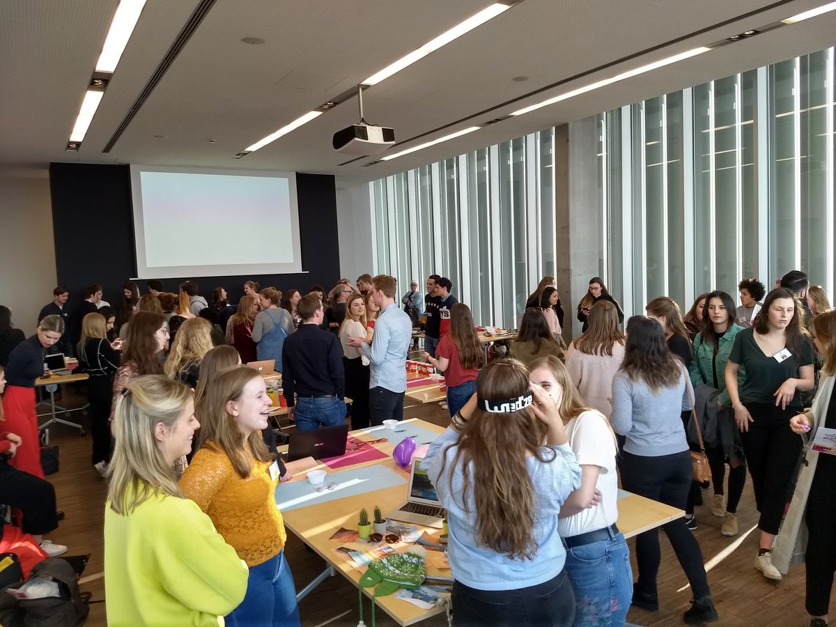 ArteveldeCOM's tweet photo. Slotceremonie van het United Branded Nations-project... En of er veel volk is! #TROTSproject @ArteveldehsGent #trotsopstudenten #trotsopdocenten https://t.co/thKxuU92dC