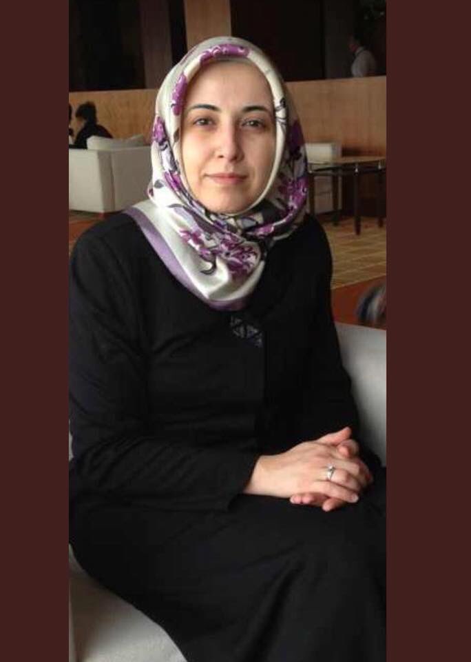 hopeartofstones's tweet photo. Emrah Hanim 1 gözünü kaybetti belkide.
O içerde iken babası vefat etti.
Annesi zaten yok.
Kimsesi kalmadı ziyaretine gelebilcek..
Eşi içerde.

4 Nisan'da mahkemesi var.

101 Mürselat suresi , 43 Enfal  oldugu kadar Fetih ve Yasin Okusak.

Kimler alır?  Alt tarafa yazsak?
AROLSUN https://t.co/QgYGd331VN
